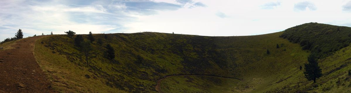 Un volcan de la chaîne des Puys du Massif central - France (culminant à 1 209 mètres d'altitude)