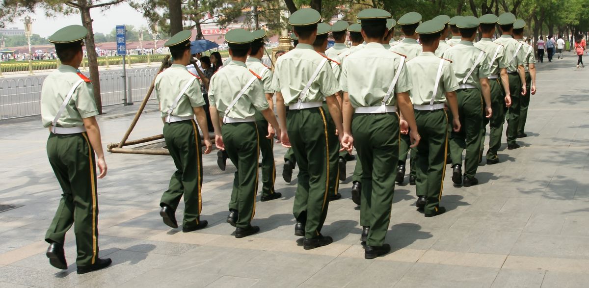 25 Chinese police