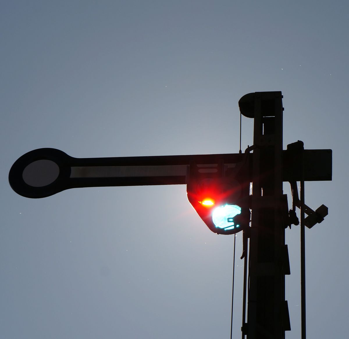 Eisenbahnformsignal im Gegenlicht