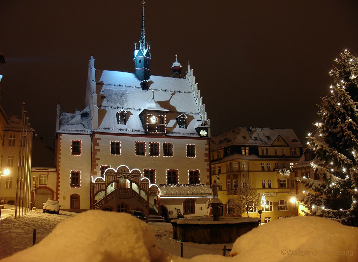 Rathaus von Pößneck während der Adventszeit