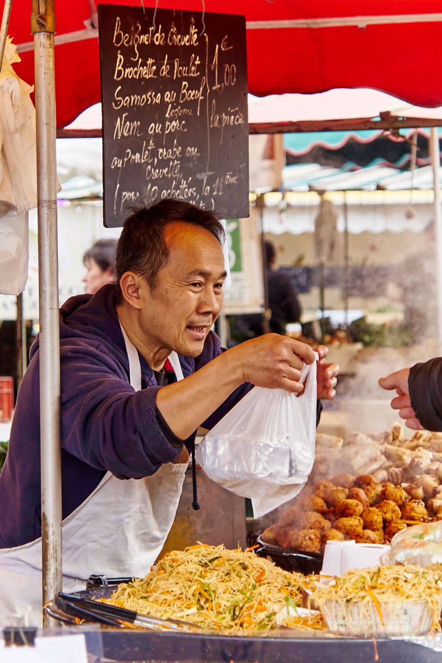 Commerçant asiatique sur un marché