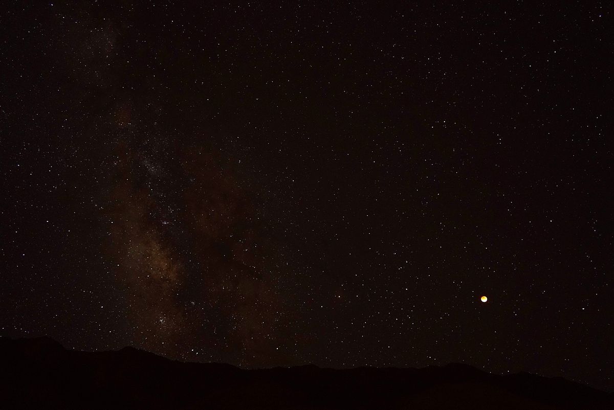 16/05/2022 4:54 am Vía Láctea y eclipse de Luna. Con Sony A7III, objetivo de kit FE 28-70mm, ISO 3200, f/3,5, tiempo 8,0s. En Frontera, Isla de El Hierro (Canarias, España).